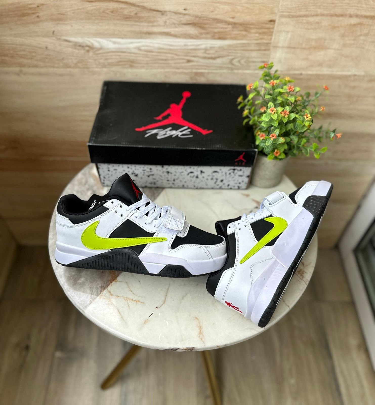 AIR JORDANS RETRO Travis Scott