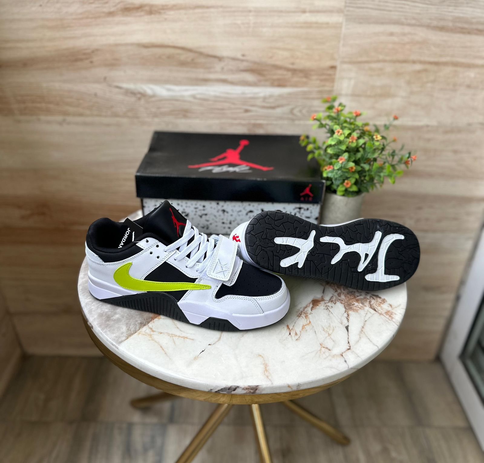 AIR JORDANS RETRO Travis Scott - Image 2